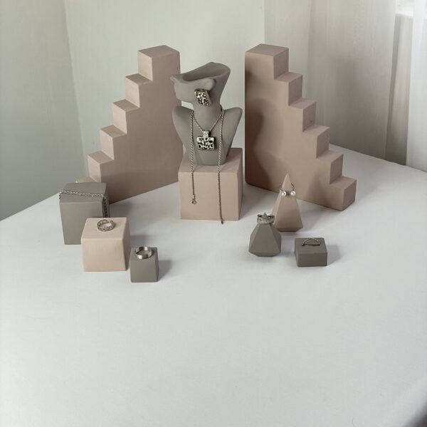 ویترین آماده جواهرات کانسپت کرم– طوسی