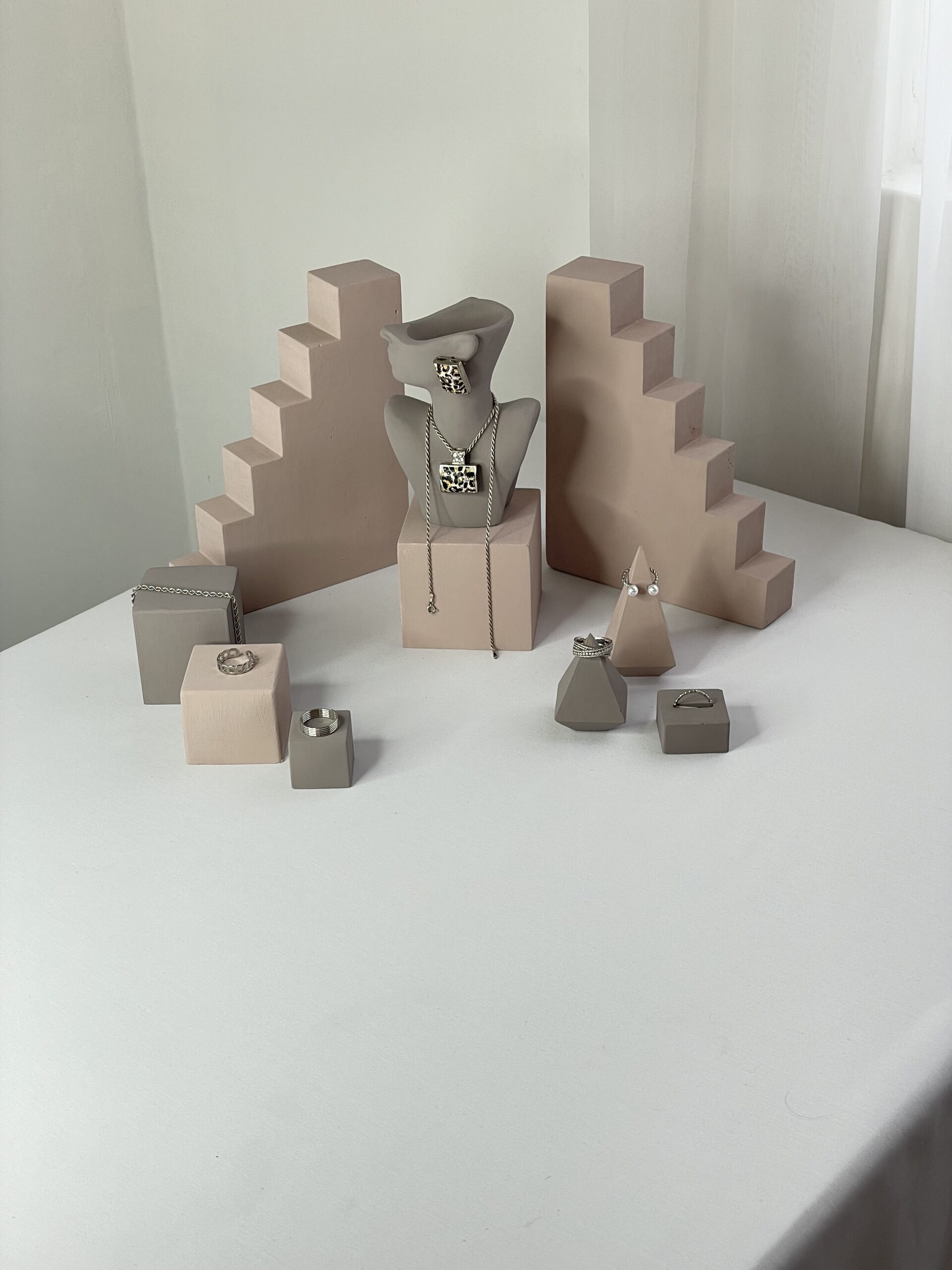 ویترین آماده جواهرات کانسپت کرم– طوسی ویترین آماده جواهرات کانسپت کرم– طوسی