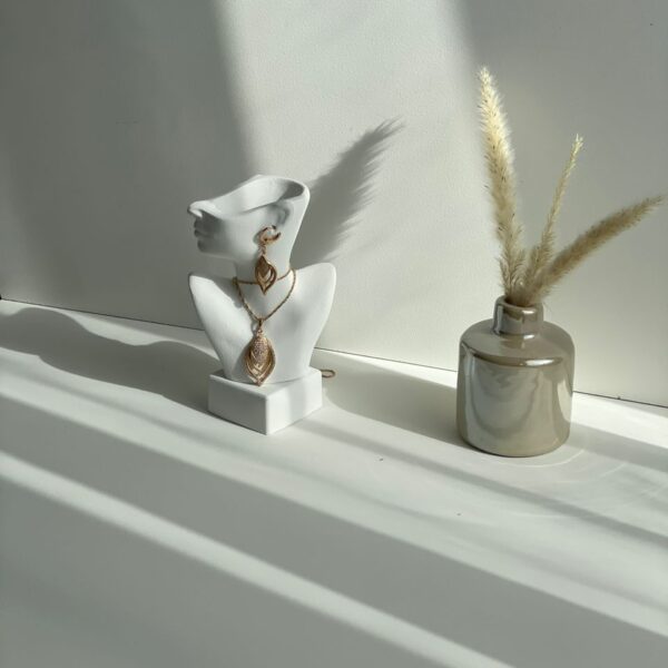 استند نیم‌رخ گردنبند و گوشواره