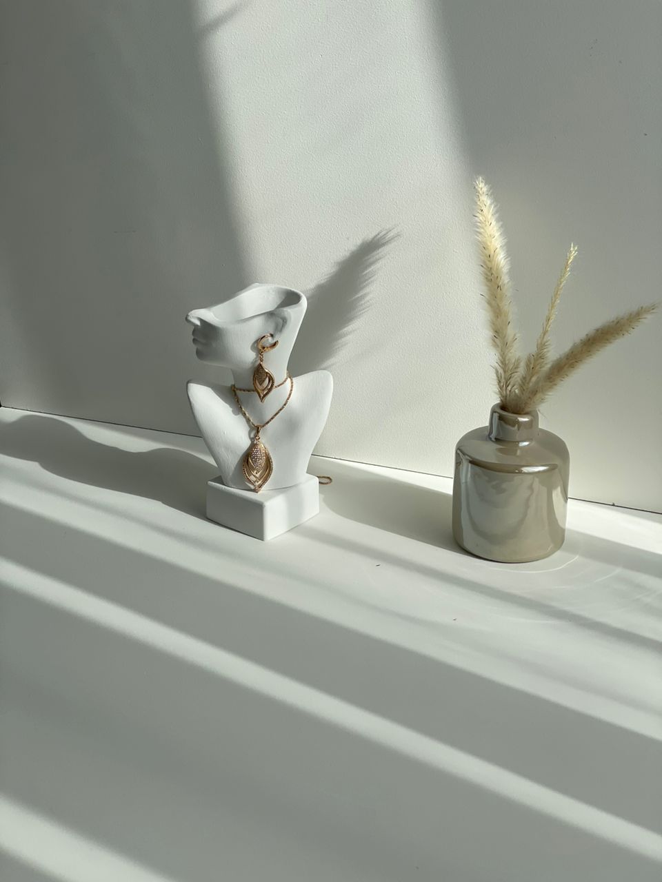 استند نیم‌رخ گردنبند و گوشواره