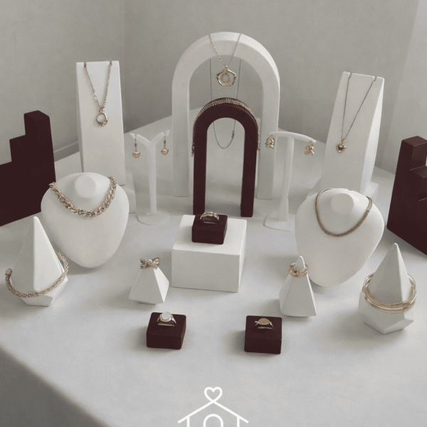 ویترین آماده جواهرات سفید قهوه‌ای مینیمال