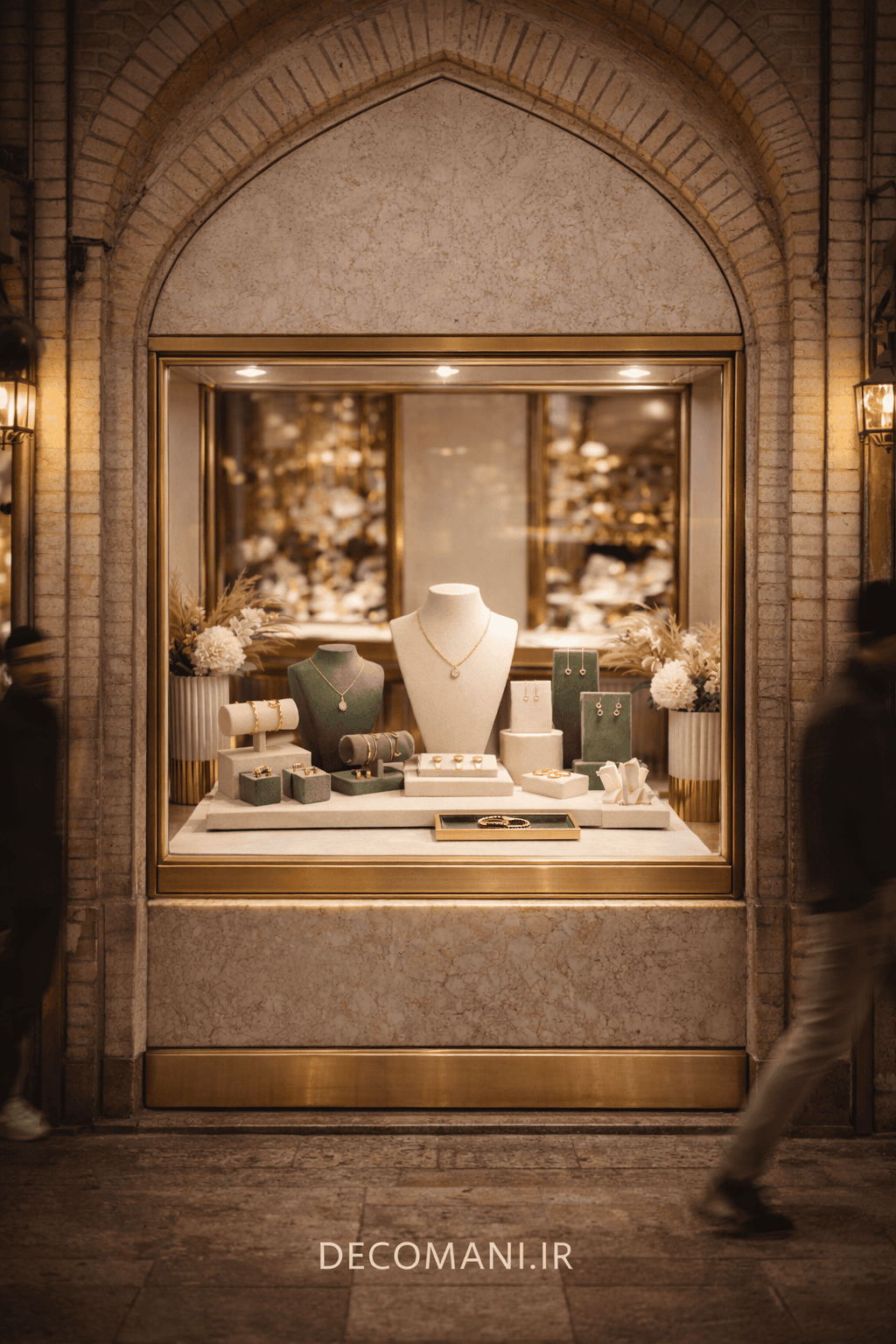 ویترین واقعی جلو مغازه با چیدمان سه‌سطحی حرفه‌ای